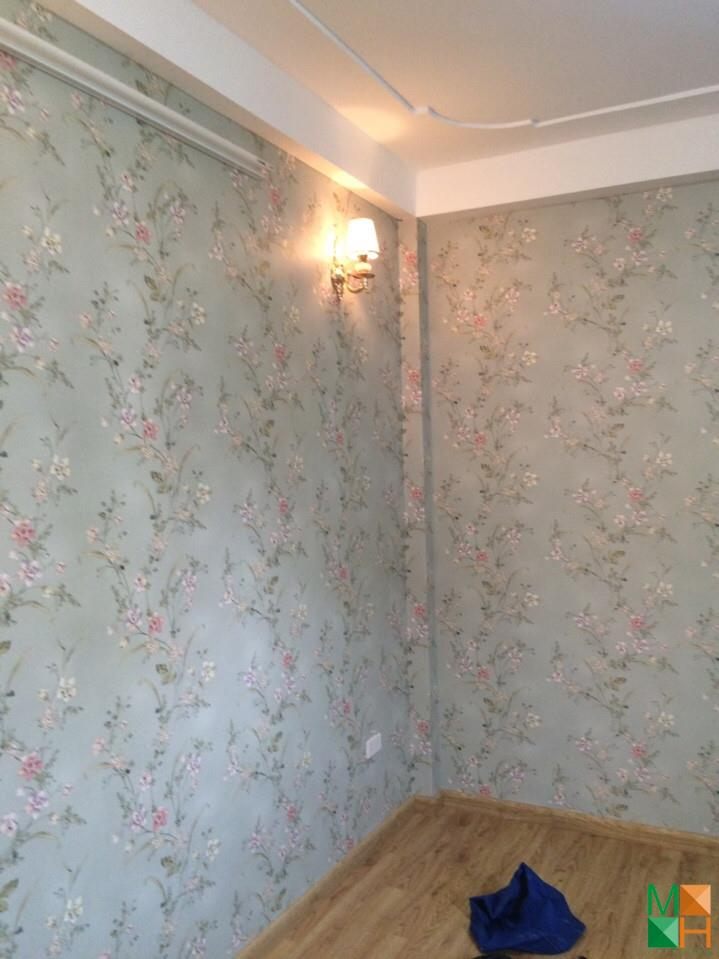 thi-cong-giay-dan-tuong-hoa-la-mau-xanh (1)